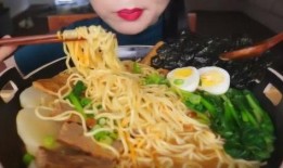 吃拉面的女人在线观看,跟随镜头探寻吃拉面的女人