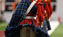 没穿内裤的领队在线观看,领队不慎曝光，网友热议“内裤门”事件